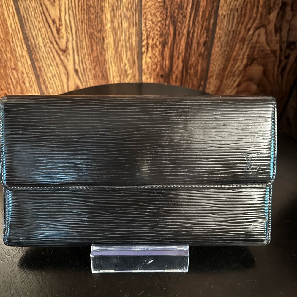 GUC Louis Vuitton black epi international wallet